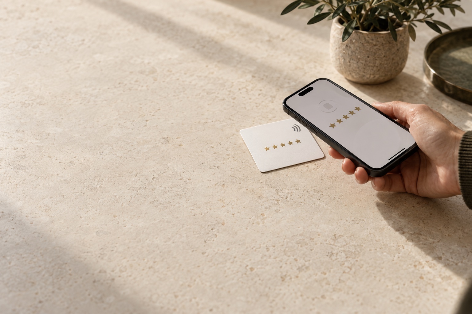 Telefon apropiat de un card NFC pentru recenzii, ilustrație de utilizare